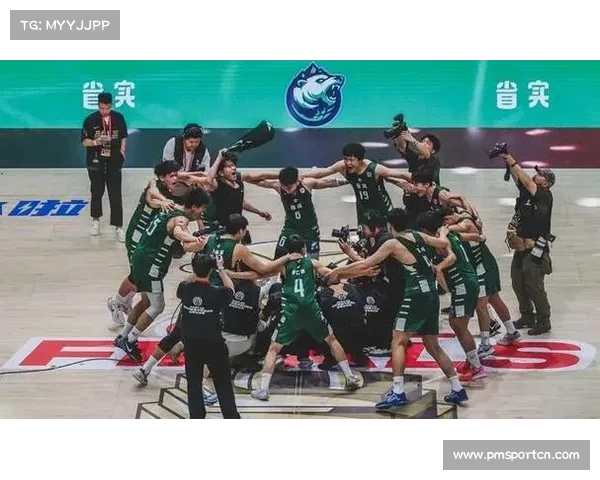 中国男篮集训季后赛上演精彩逆转 球迷激情欢呼掀起热潮 中国男篮集训季后赛上演精彩逆转 球迷激情欢呼掀起热潮