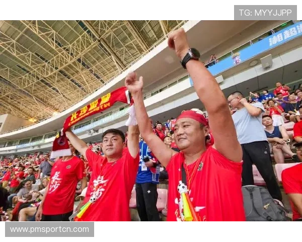 绝杀瞬间全场沸腾球迷高喊口号激情呐喊点燃比赛现场