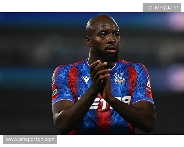 英超水晶宫主帅马特塔佩戴头盔出战赛场重现切赫经典防护风格新貌