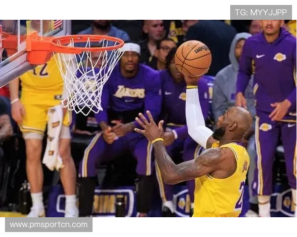 震撼时刻湖人上演不可能救球引爆全场观众激情沸腾欢呼热血瞬间